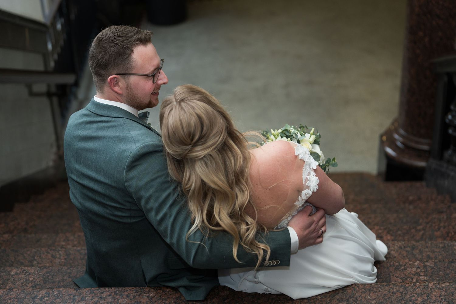 Hochzeit im Standesamt Dortmund, emotionaler Moment des Brautpaares auf dem Boden nach der Trauung