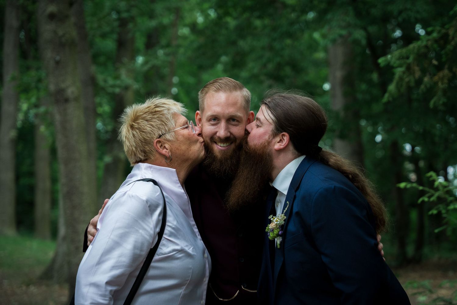 Standesamt Reinickendorf Berlin, Bräutigam wird von Freunden nach der Hochzeit umarmt