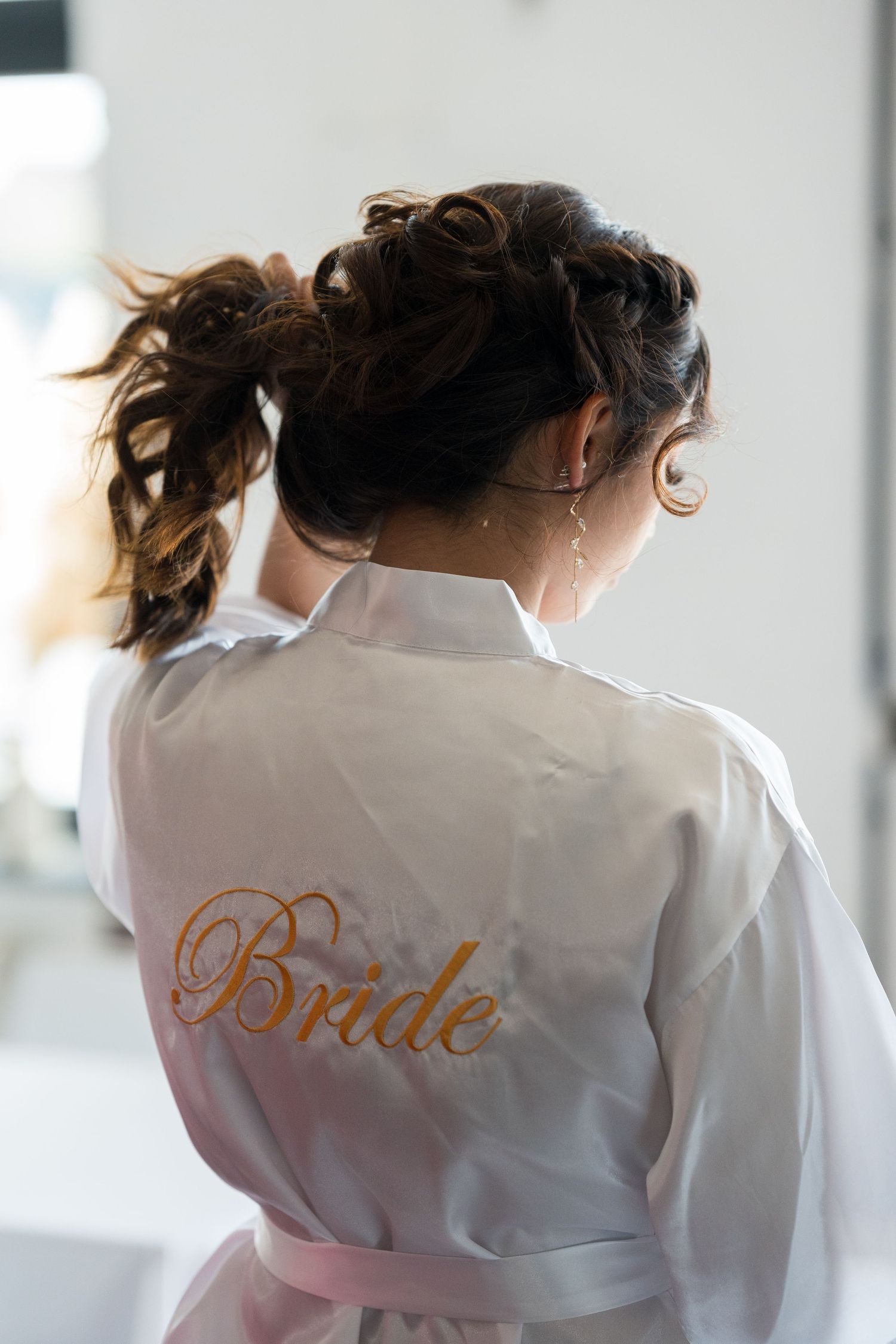 Freie Trauung an der White Spreelounge Berlin, Braut im Morgenmantel mit Bride Schriftzug von hinten