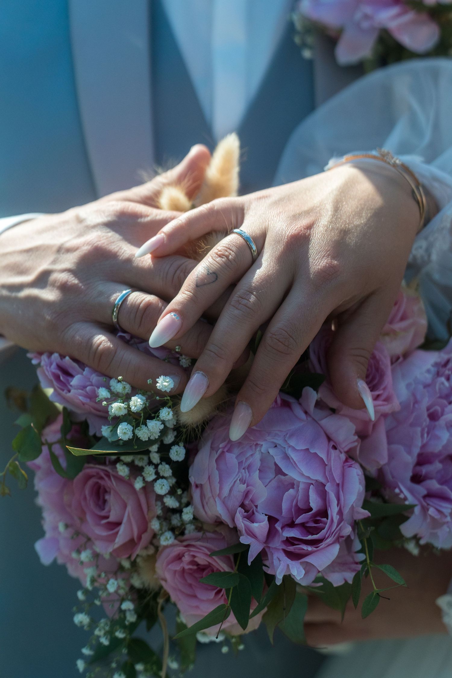 Hochzeit im Spandau, kirchliche Hochzeit St.-Nikolai-Kirche, Detailaufnahme der Hände des Brautpaares mit Blumenstrauß