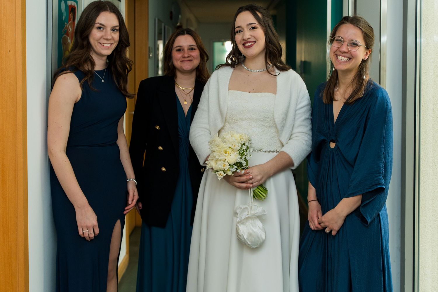 Hochzeit im Standesamt Marzahn Hellersdorf, Braut mit Freundinnen nach der Trauung