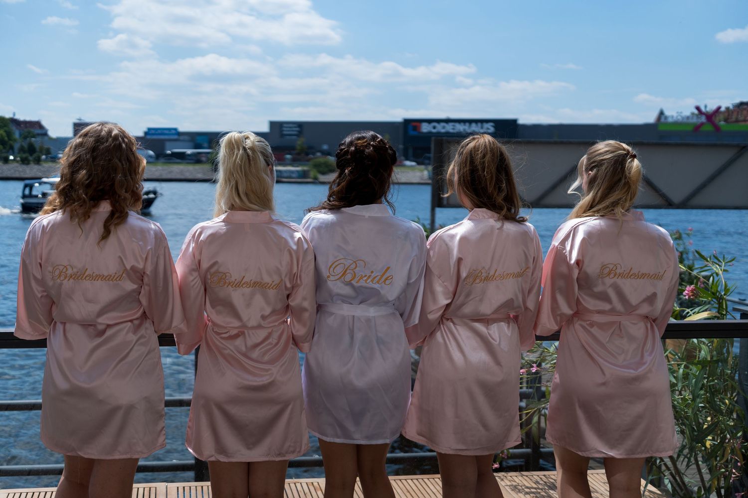 Freie Trauung an der White Spreelounge Berlin, Braut und Freundinnen im Morgenmantel mit Blick auf die Spree