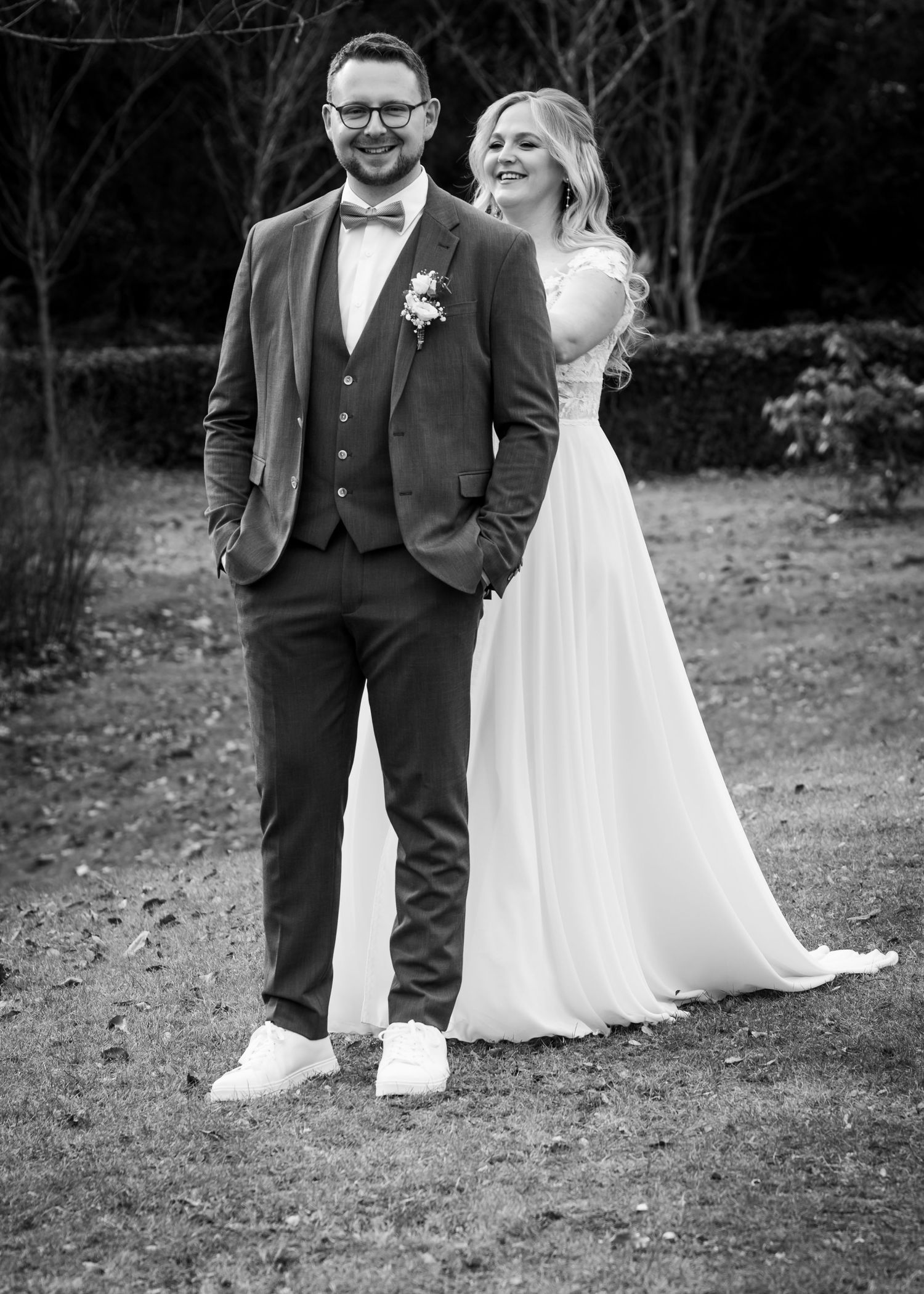 Paarfotos im Park in Dortmund, natürliches Schwarz Weiß Portrait des Brautpaares nach der Hochzeit