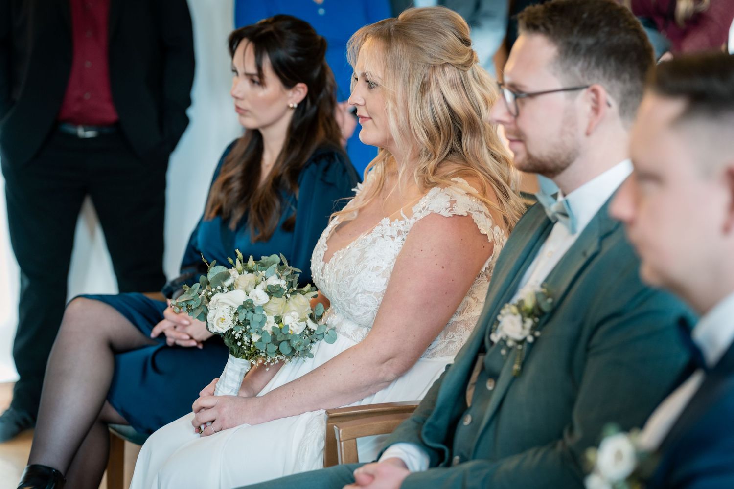 Hochzeit im Standesamt Dortmund, Braut und Bräutigam hören aufmerksam der Trauung zu