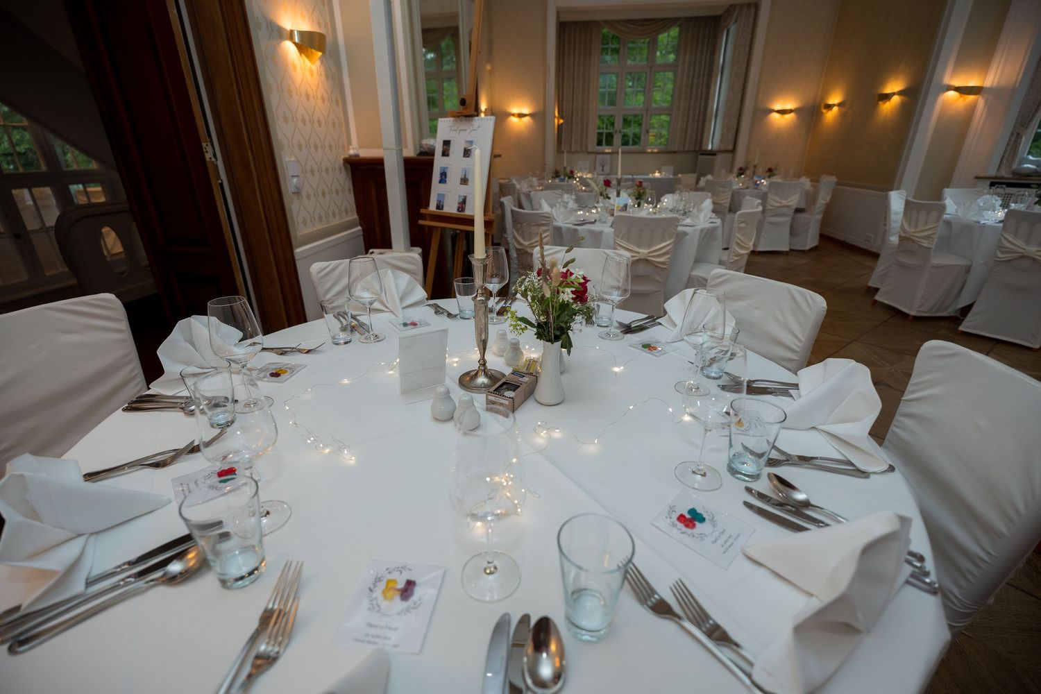 Hochzeitsfeier im Haus Sanssouci am Wannsee, liebevoll gedeckter Hochzeitstisch mit Details