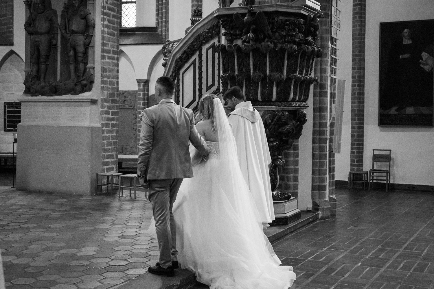 Hochzeit im Spandau, kirchliche Hochzeit St.-Nikolai-Kirche, Brautpaar steht gemeinsam vor der Kanzel