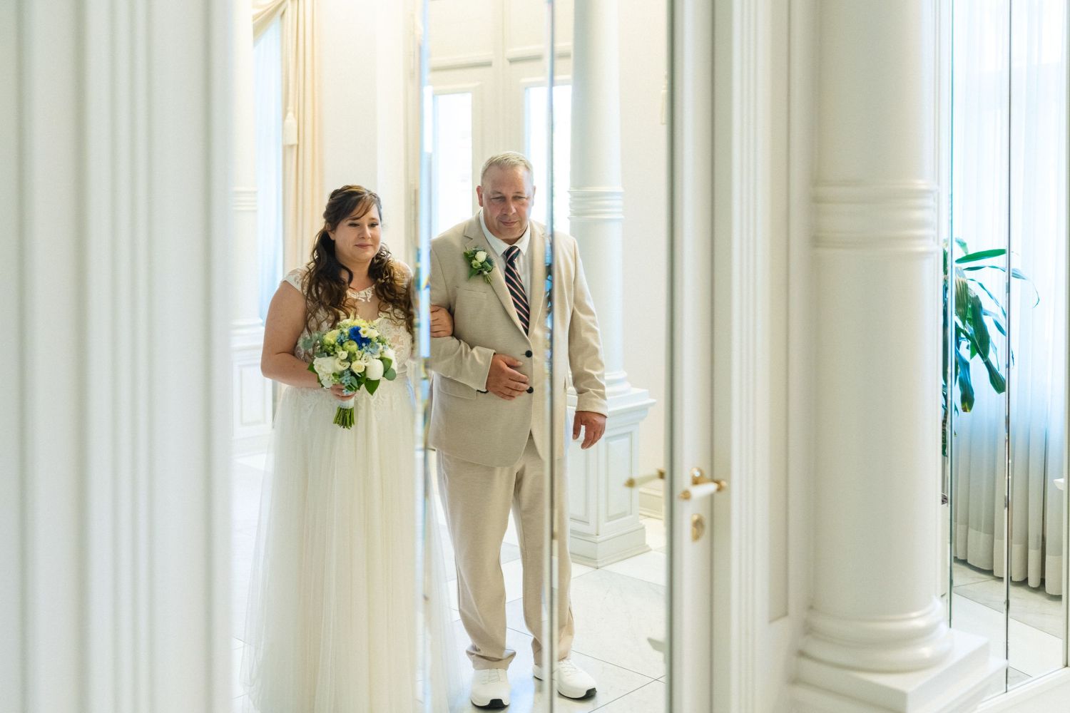 Standesamtliche Hochzeit in Eberswalde Märchenvilla mit emotionalen Blicken