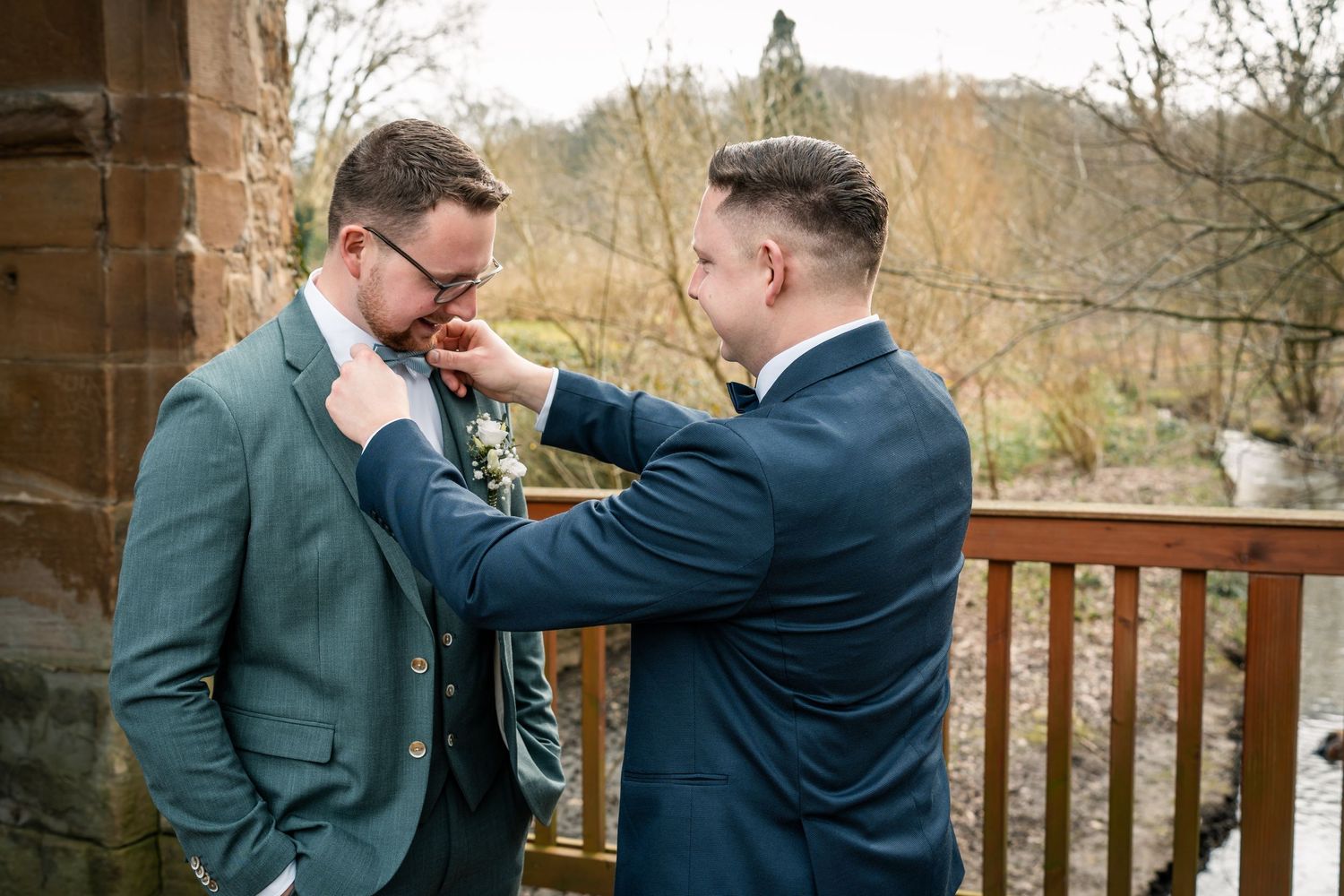 Hochzeit in Dortmund, Vorbereitung des Bräutigams während des Paarshootings im Park