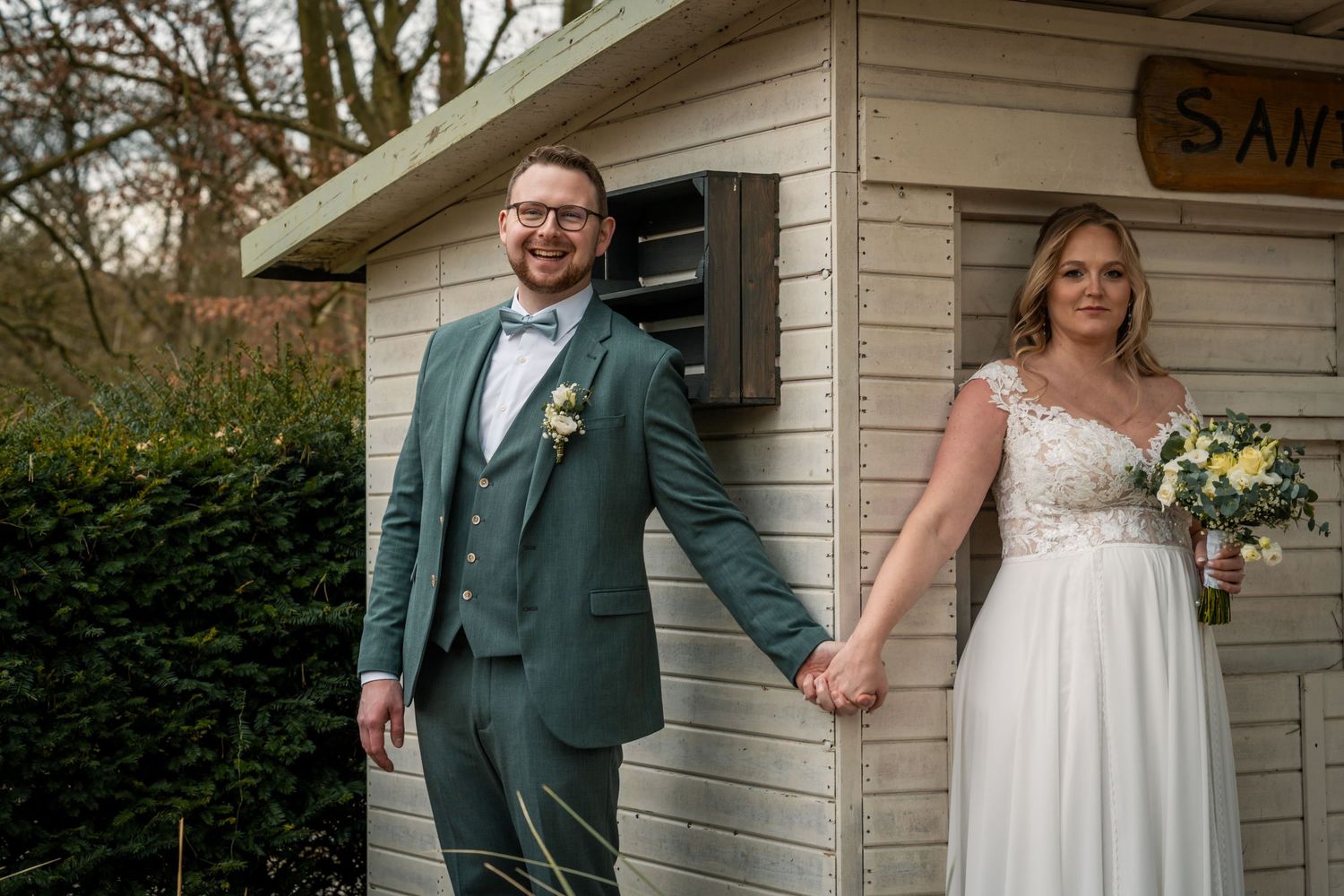 Hochzeit im Standesamt Dortmund, Brautpaar hält Händchen nach der standesamtlichen Hochzeit