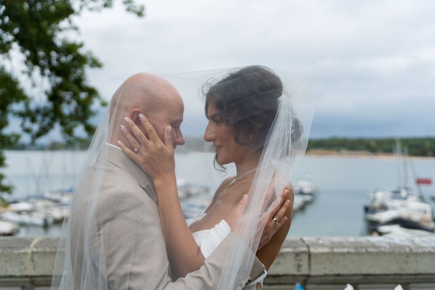 Freie Trauung am Wannsee, inniger Moment des Brautpaares mit Blick auf das Wasser