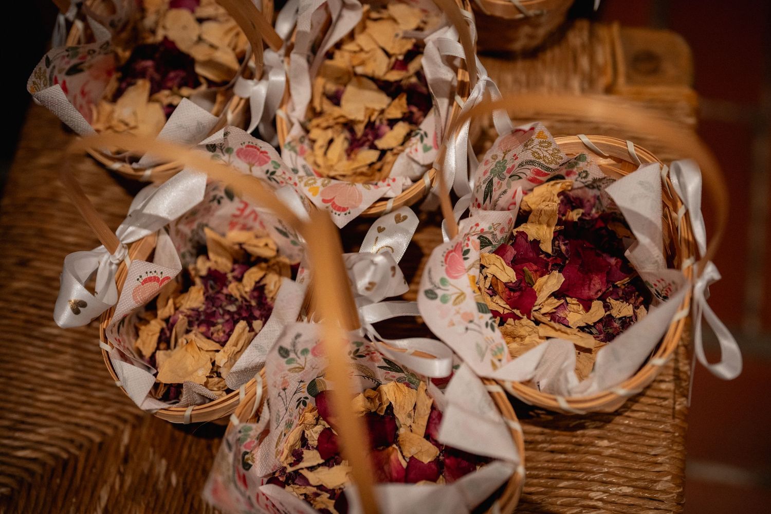 Hochzeit im Spandau, Hochzeitsdetails in der Kirche, Körbchen mit Blüten für den Auszug