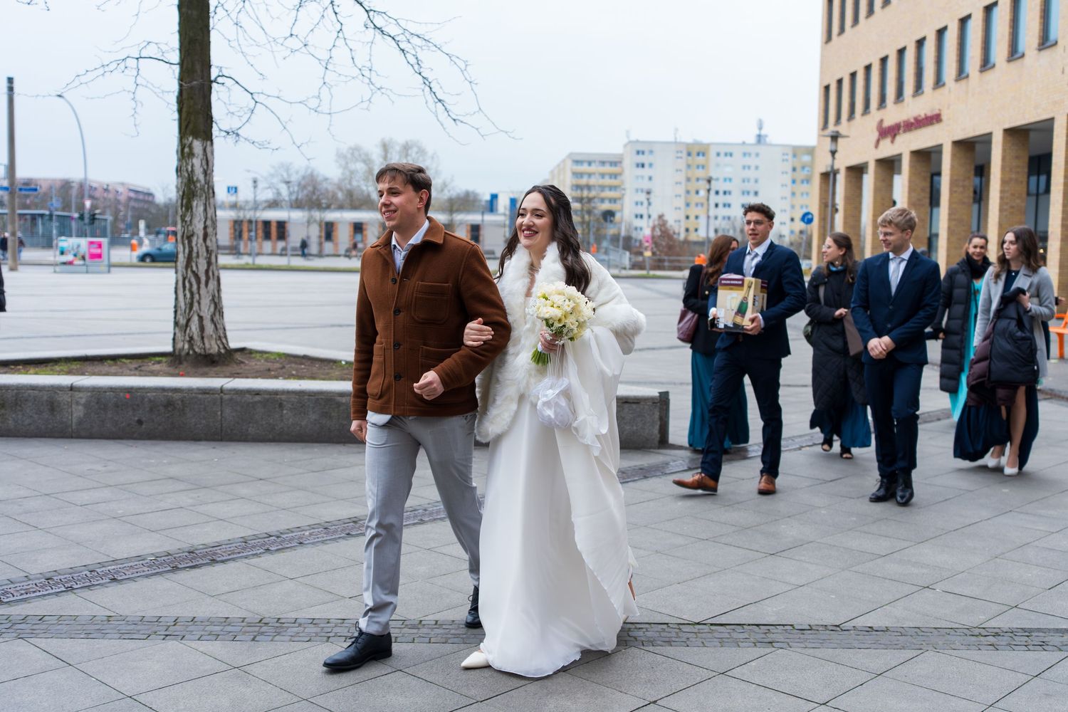 Hochzeit im Standesamt Marzahn Hellersdorf, Brautpaar verlässt das Standesamt mit Gästen