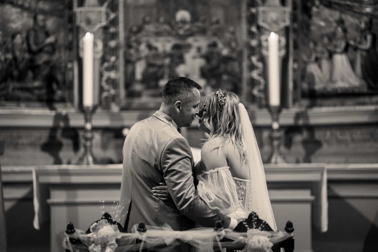Kirchliche Hochzeit St.-Nikolai-Kirche Spandau, emotionaler Kuss des Brautpaares am Altar
