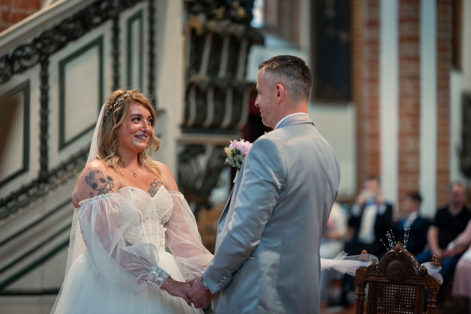 Hochzeit im Spandau, kirchliche Trauung St.-Nikolai-Kirche, Brautpaar am Altar mit historischem Hintergrund