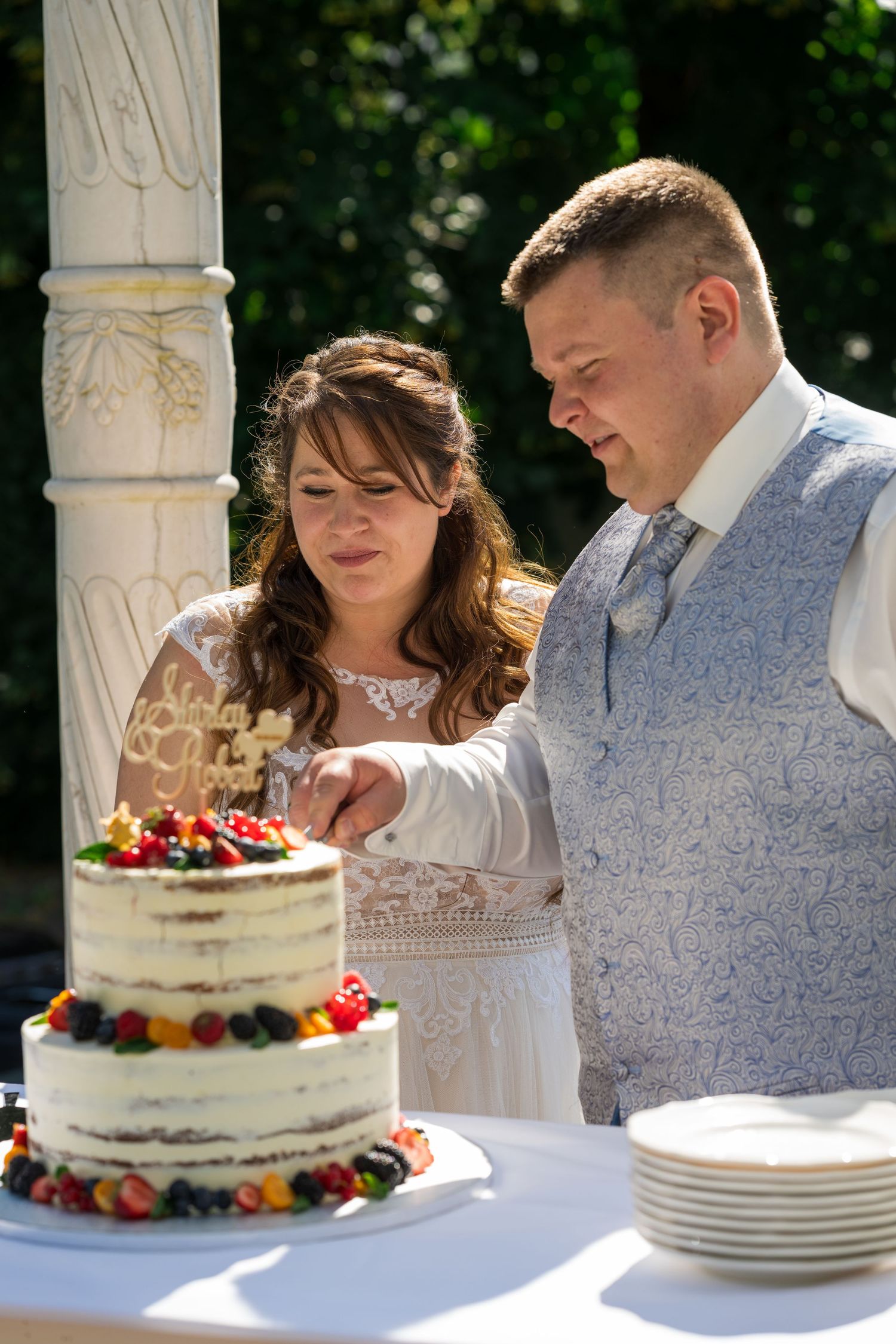 Hochzeitstorte anschneiden nachher Trauung an Standesamt Märchenvilla