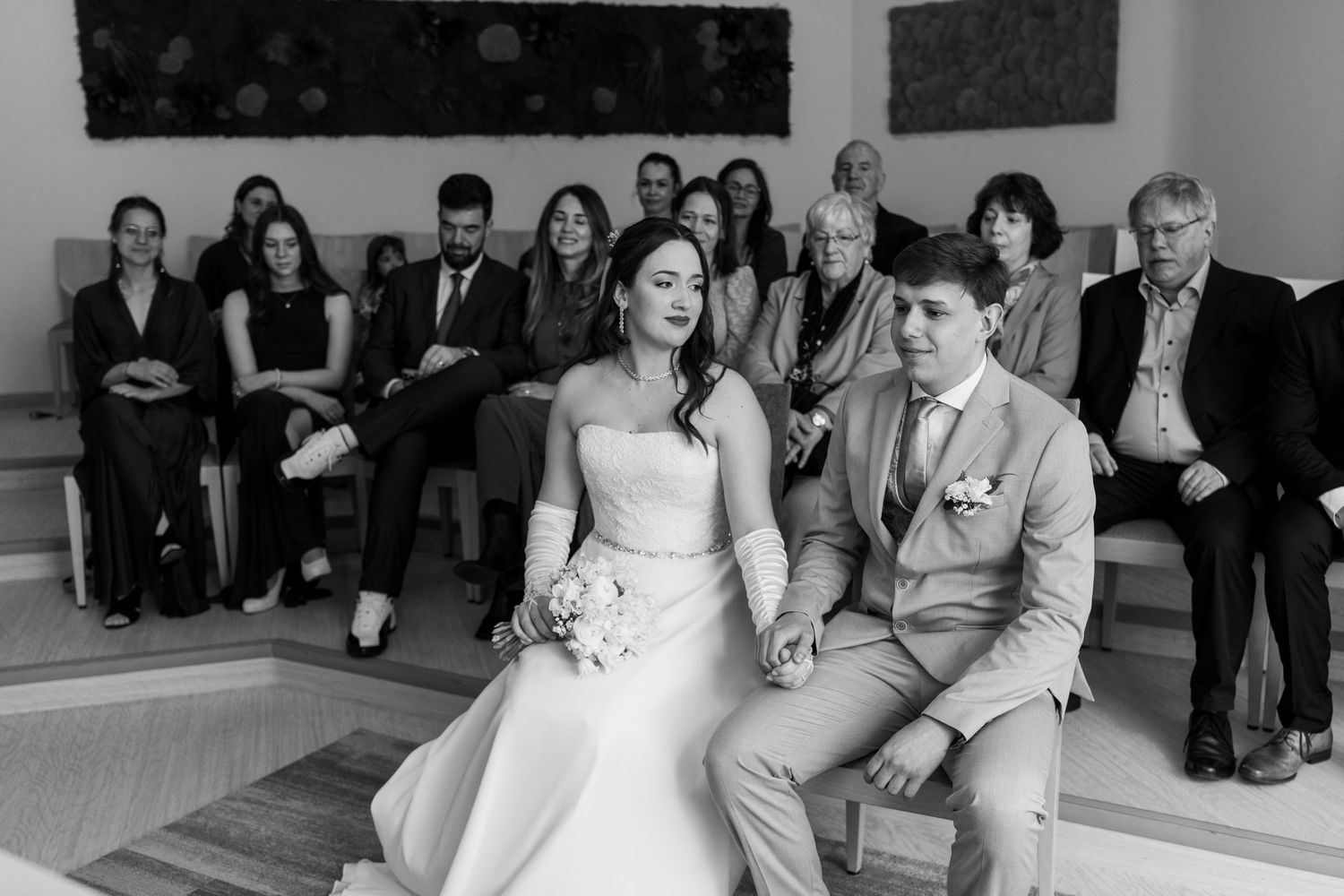 Hochzeit im Standesamt Marzahn Hellersdorf, emotionale Schwarz Weiß Aufnahme des Brautpaares vor den Gästen