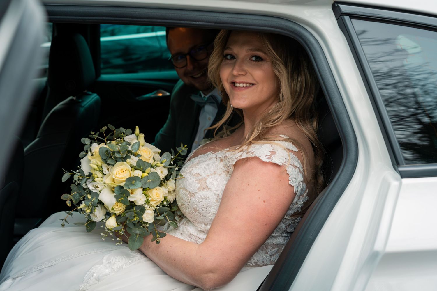 Hochzeit im Standesamt Dortmund, Braut lächelt im Auto nach der standesamtlichen Trauung
