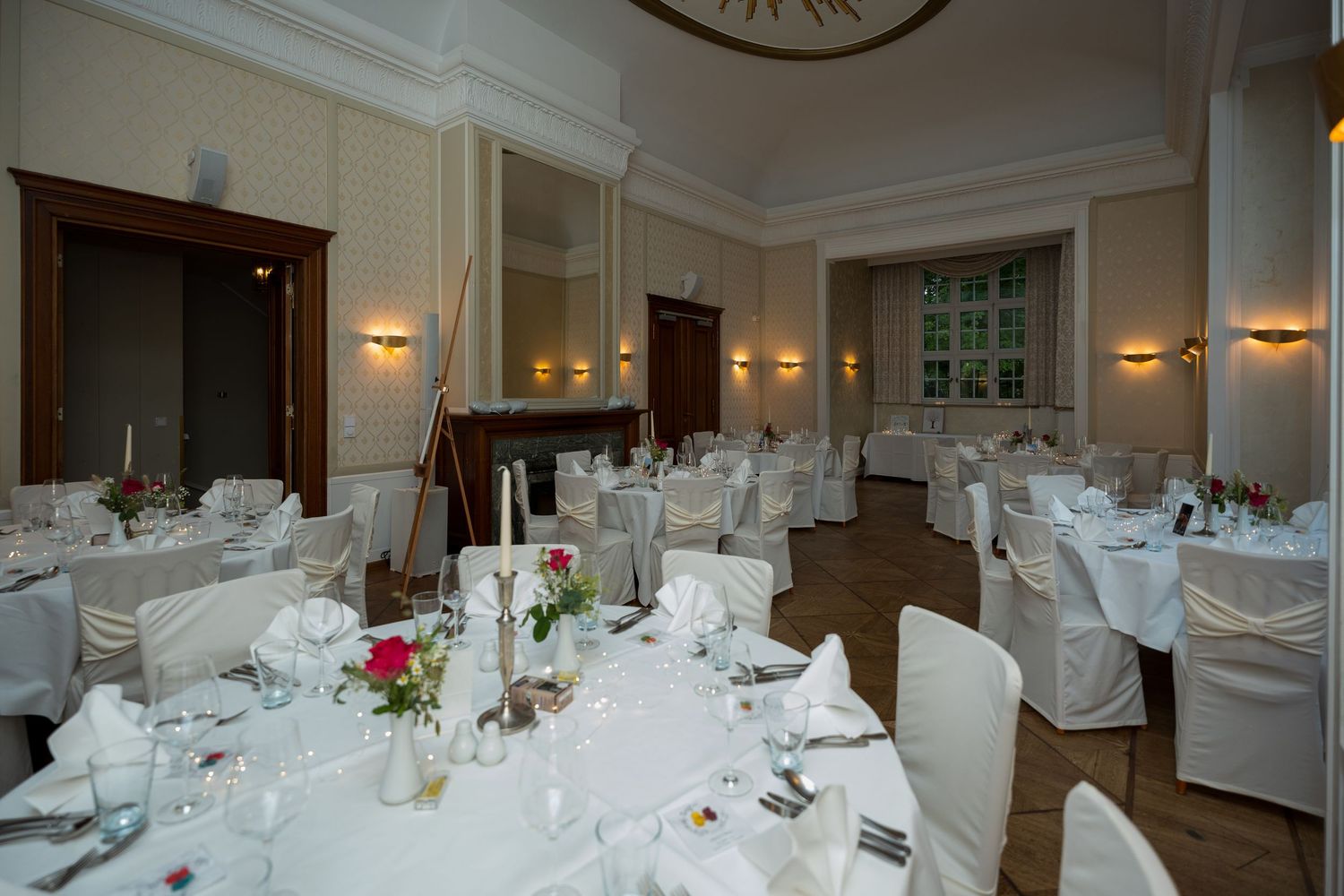 Hochzeitsfeier im Haus Sanssouci am Wannsee, elegante Tischdekoration im Festsaal