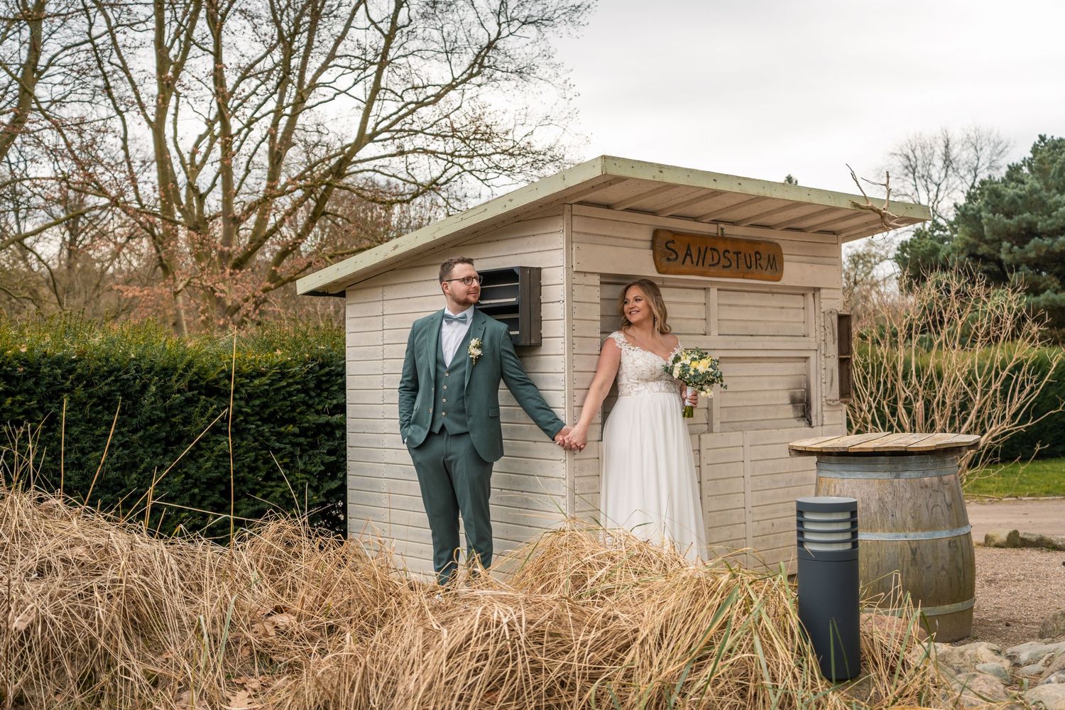Hochzeit in Dortmund, Brautpaar geht Hand in Hand nach der standesamtlichen Trauung