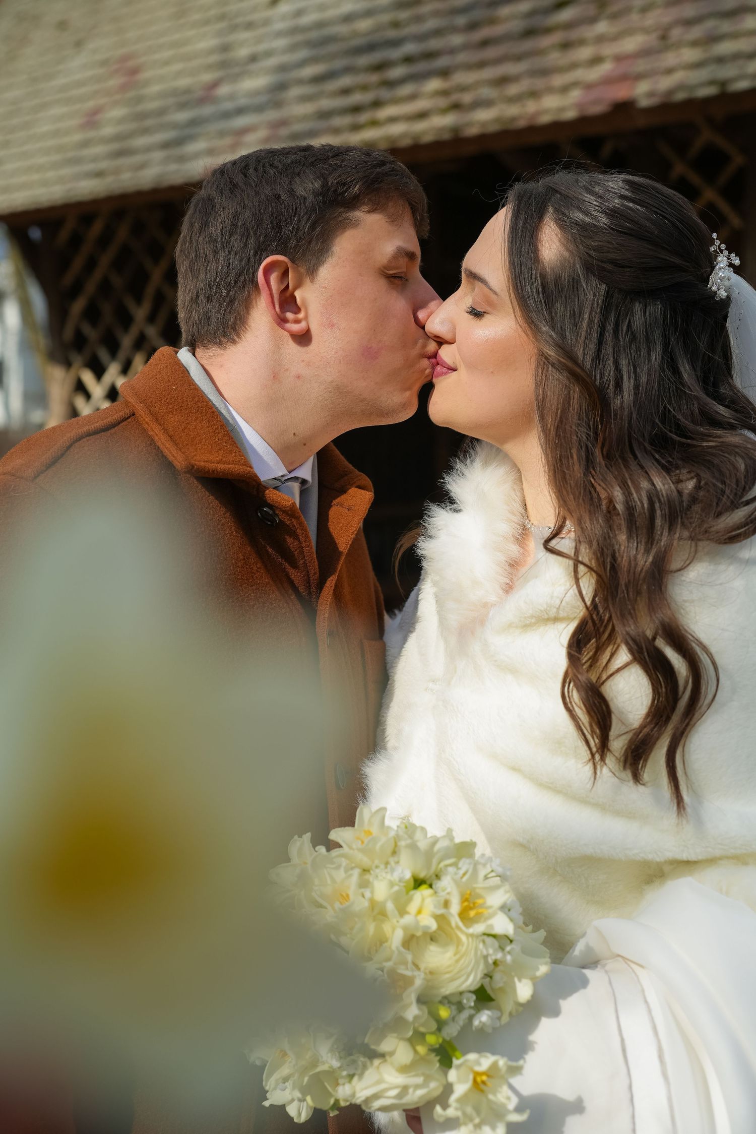 Hochzeit im Standesamt Marzahn Hellersdorf, inniger Kuss zwischen Braut und Bräutigam nach der Trauung