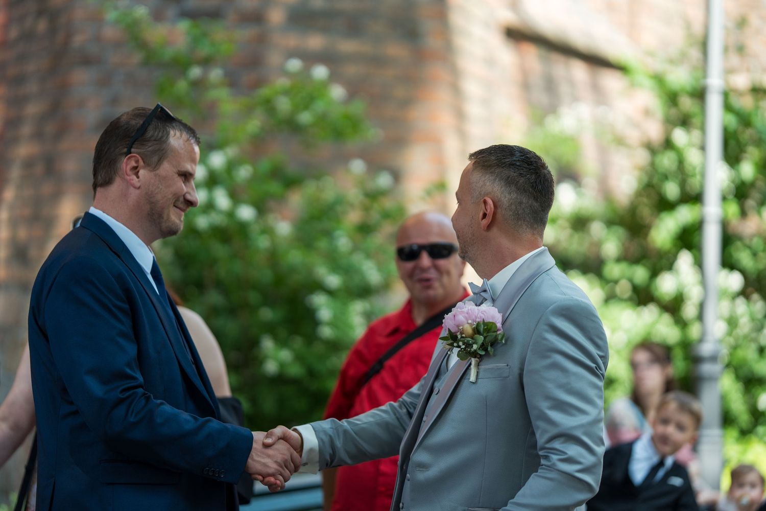 Hochzeit im Spandau, kirchliche Trauung St.-Nikolai-Kirche, persönlicher Händedruck zwischen Bräutigam und Pfarrer