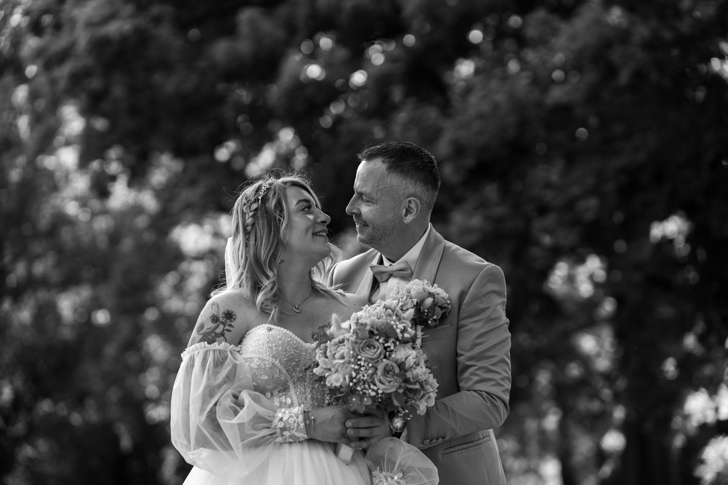 Hochzeit im Spandau, Brautpaar Fotos nach der kirchlichen Trauung, inniger Moment im Grünen