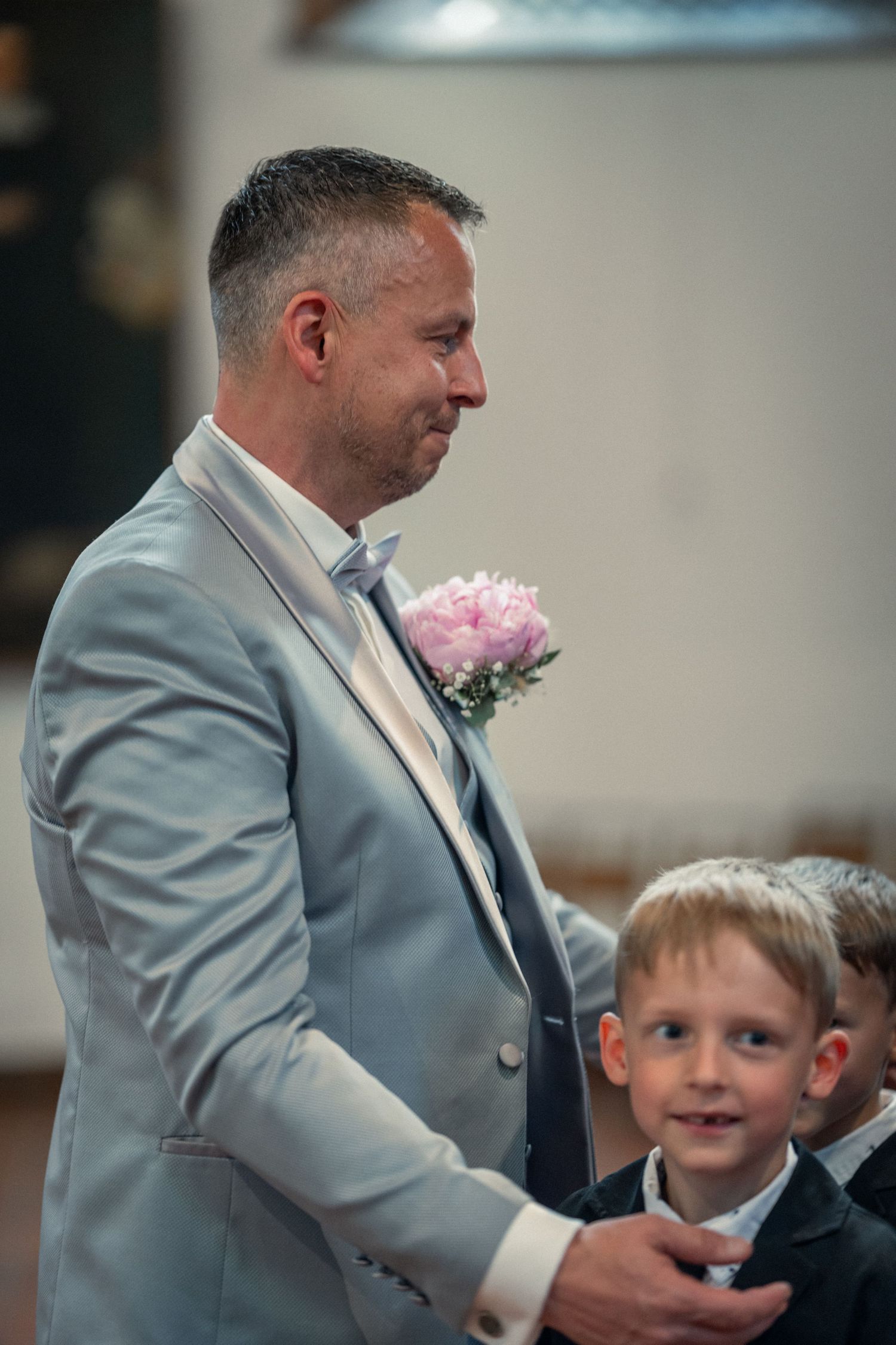 Hochzeit im Spandau, kirchliche Hochzeit St.-Nikolai-Kirche, Bräutigam mit Kind während der Trauung