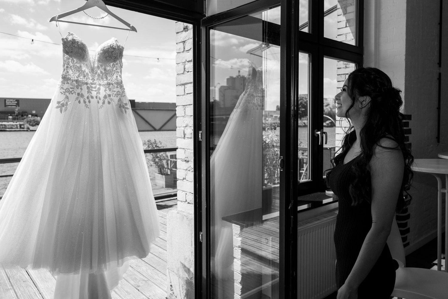 Freie Trauung an der White Spreelounge Berlin, Braut betrachtet ihr Hochzeitskleid vor der Zeremonie