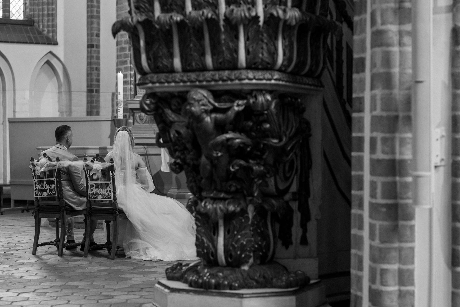 Hochzeit im Spandau, kirchliche Hochzeit St.-Nikolai-Kirche, Brautpaar sitzt gemeinsam während der Zeremonie