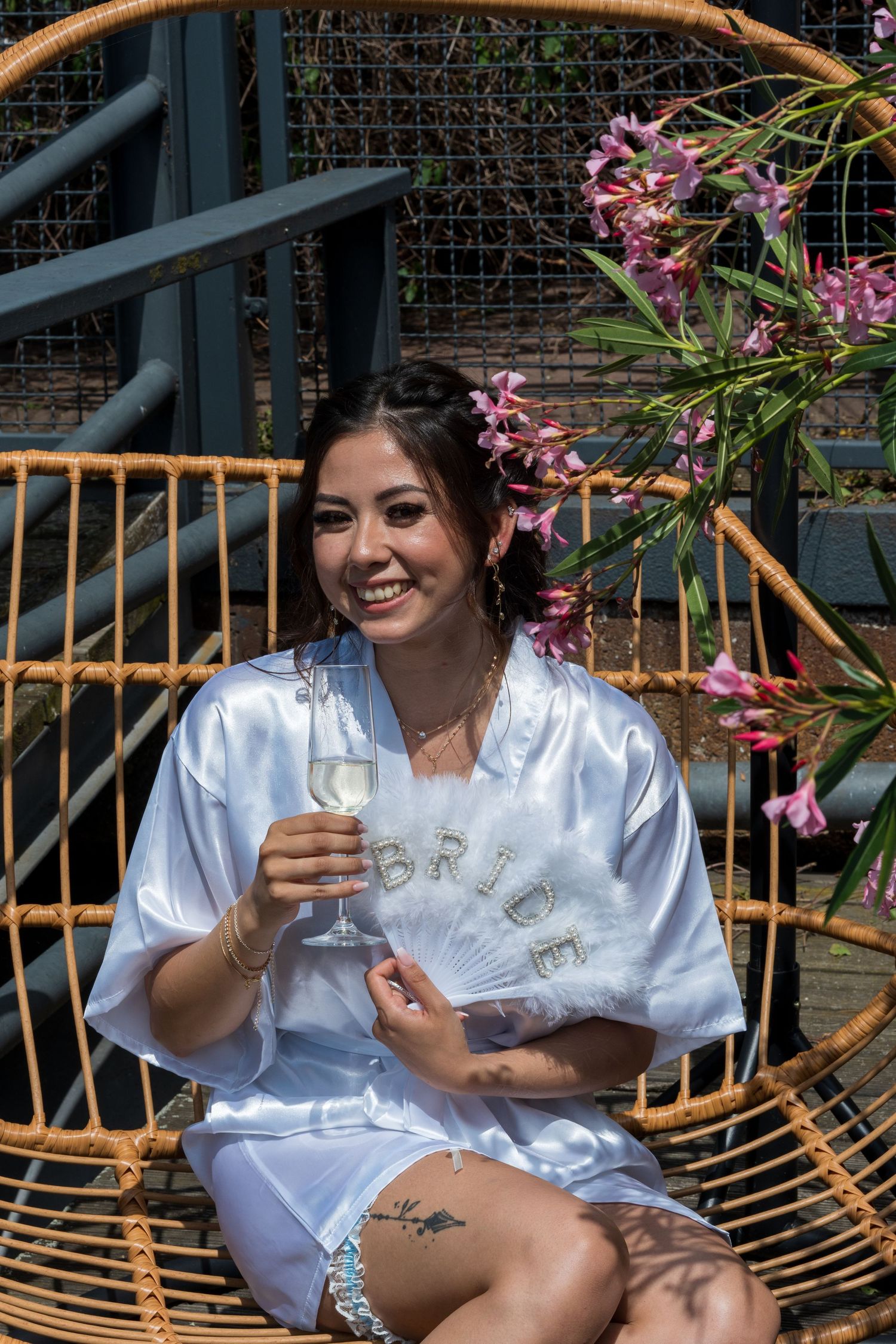 Freie Trauung an der White Spreelounge Berlin, natürliche Aufnahme der Braut vor der Zeremonie, Hochzeitsfotografin Berlin