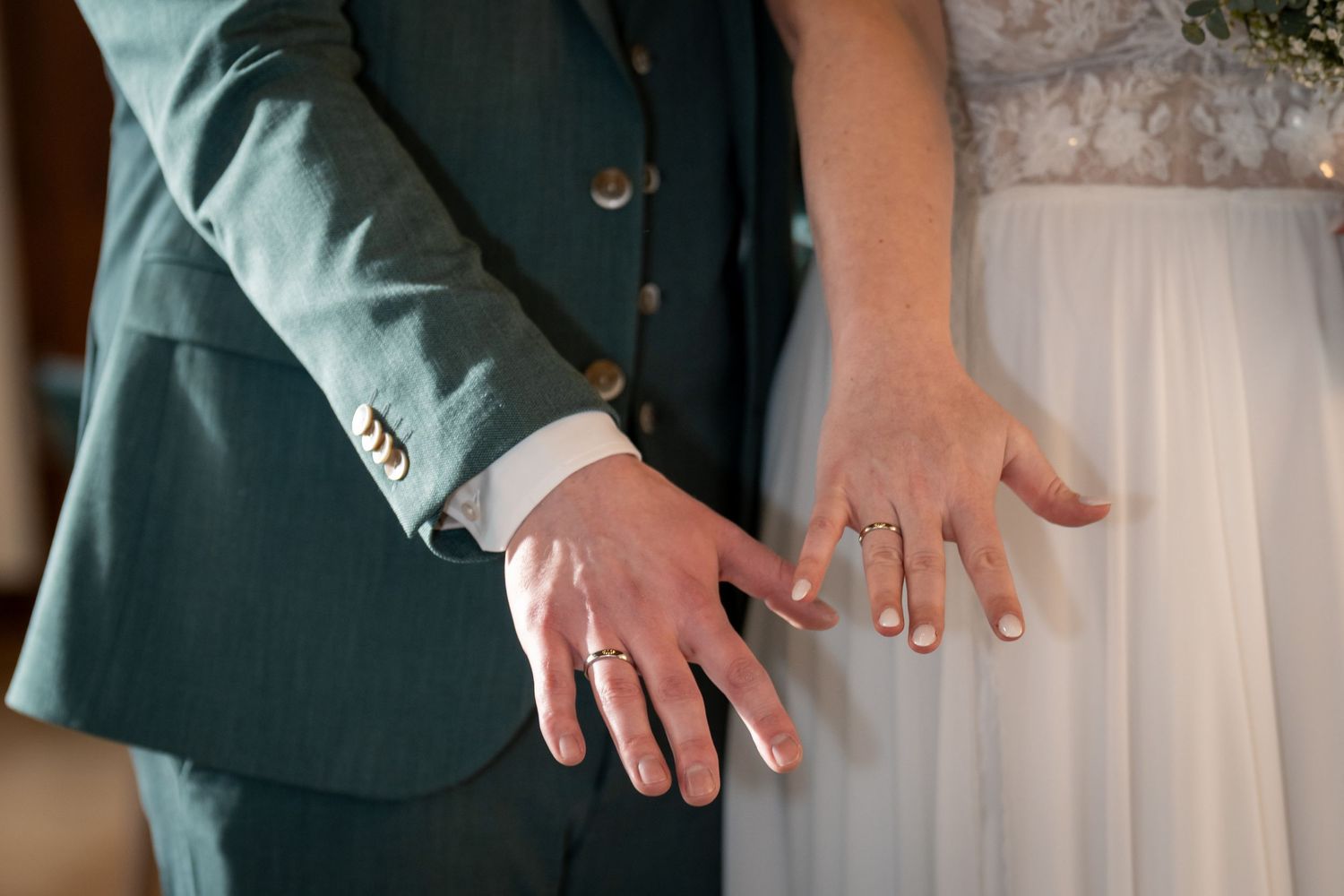 Hochzeit im Standesamt Dortmund, Detailaufnahme der Eheringe an den Händen des Brautpaares