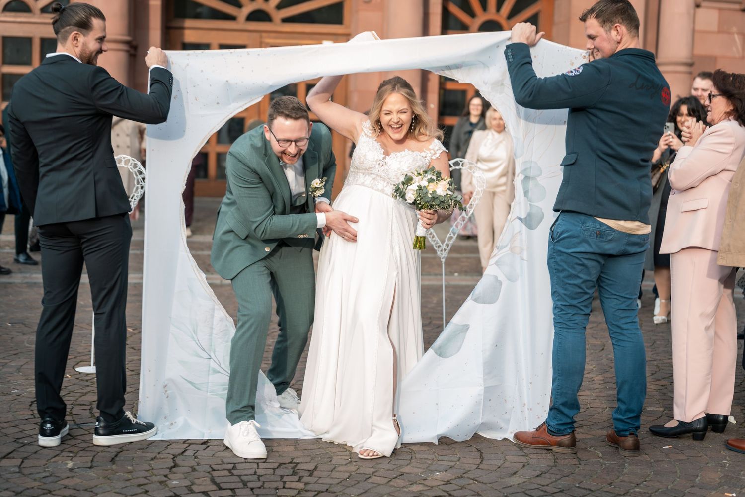 Hochzeit im Standesamt Dortmund, Auszug des Brautpaares mit Gästen und Schleier über den Köpfen