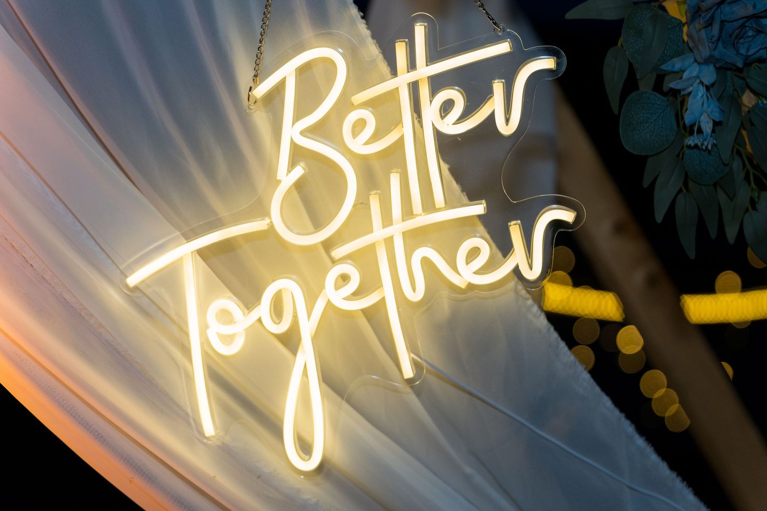 Freie Trauung an der White Spreelounge Berlin, Dekoration mit Schriftzug Better Together am Abend