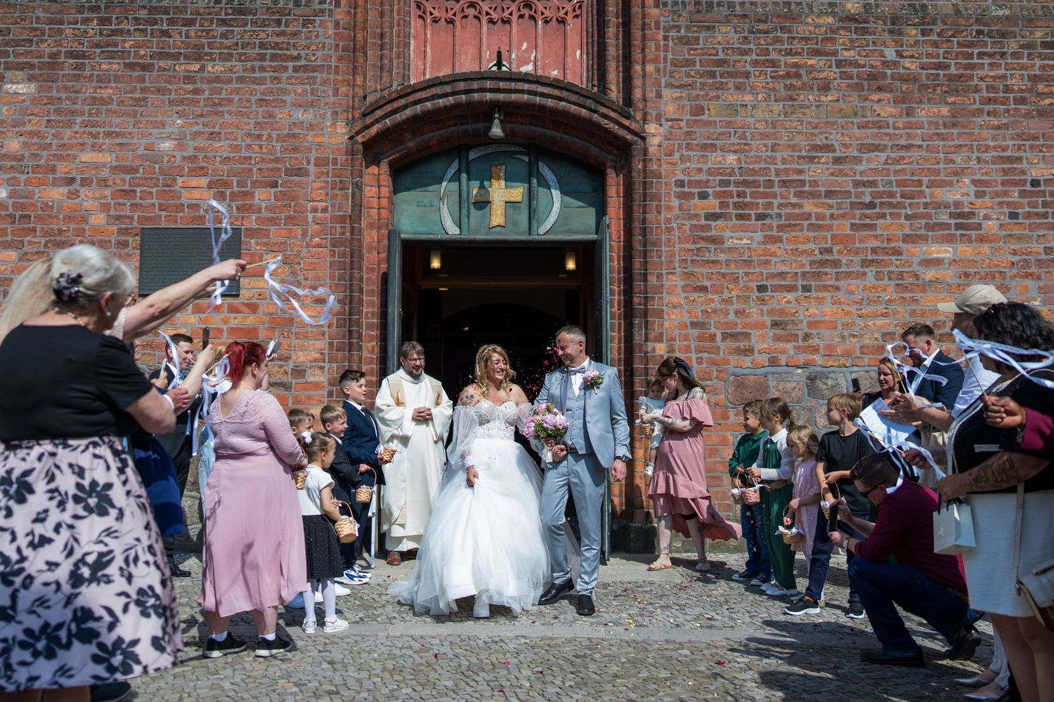 Hochzeit im Spandau, Auszug aus der St.-Nikolai-Kirche mit Gästen und Gratulationen