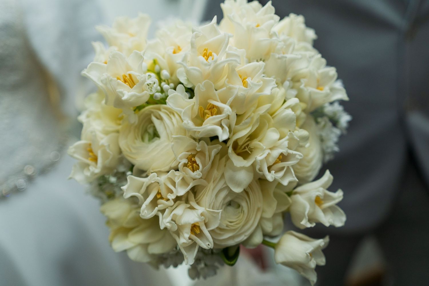 Hochzeit im Standesamt Marzahn Hellersdorf, Detailaufnahme des Brautstraußes mit hellen Blumen