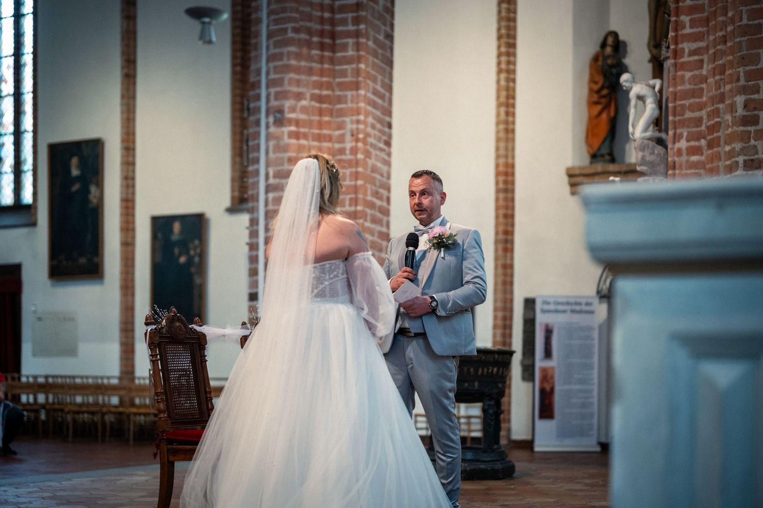 Hochzeit im Spandau, kirchliche Hochzeit in der St.-Nikolai-Kirche, Braut und Bräutigam stehen sich am Altar gegenüber