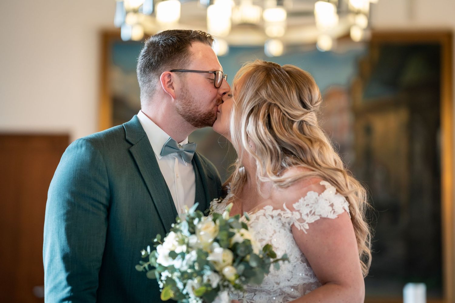 Hochzeit in Dortmund, inniger Kuss des Brautpaares während der Zeremonie