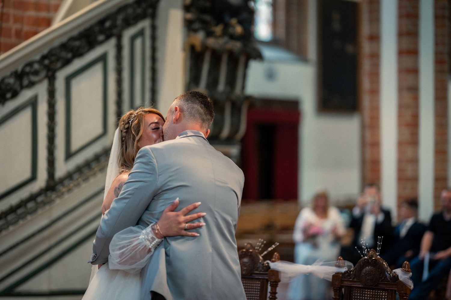 Hochzeit im Spandau, kirchliche Hochzeit St.-Nikolai-Kirche, emotionale Umarmung des Brautpaares während der Zeremonie