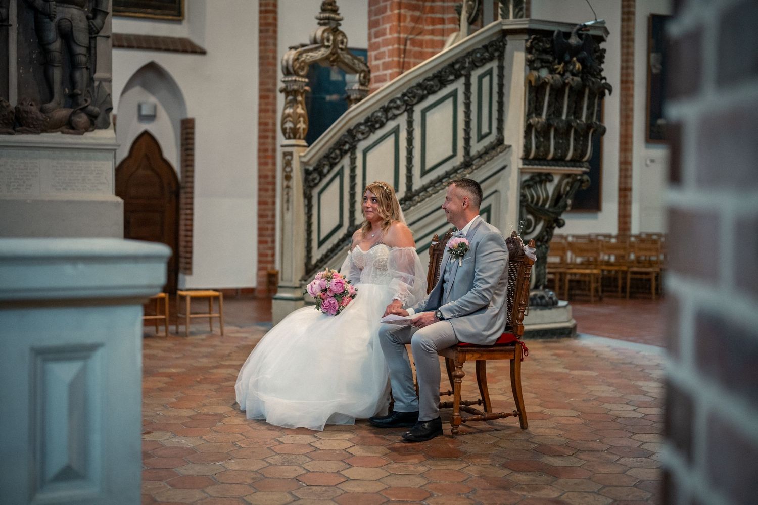 Hochzeit im Spandau, kirchliche Trauung St.-Nikolai-Kirche, Brautpaar sitzt gemeinsam während der Zeremonie