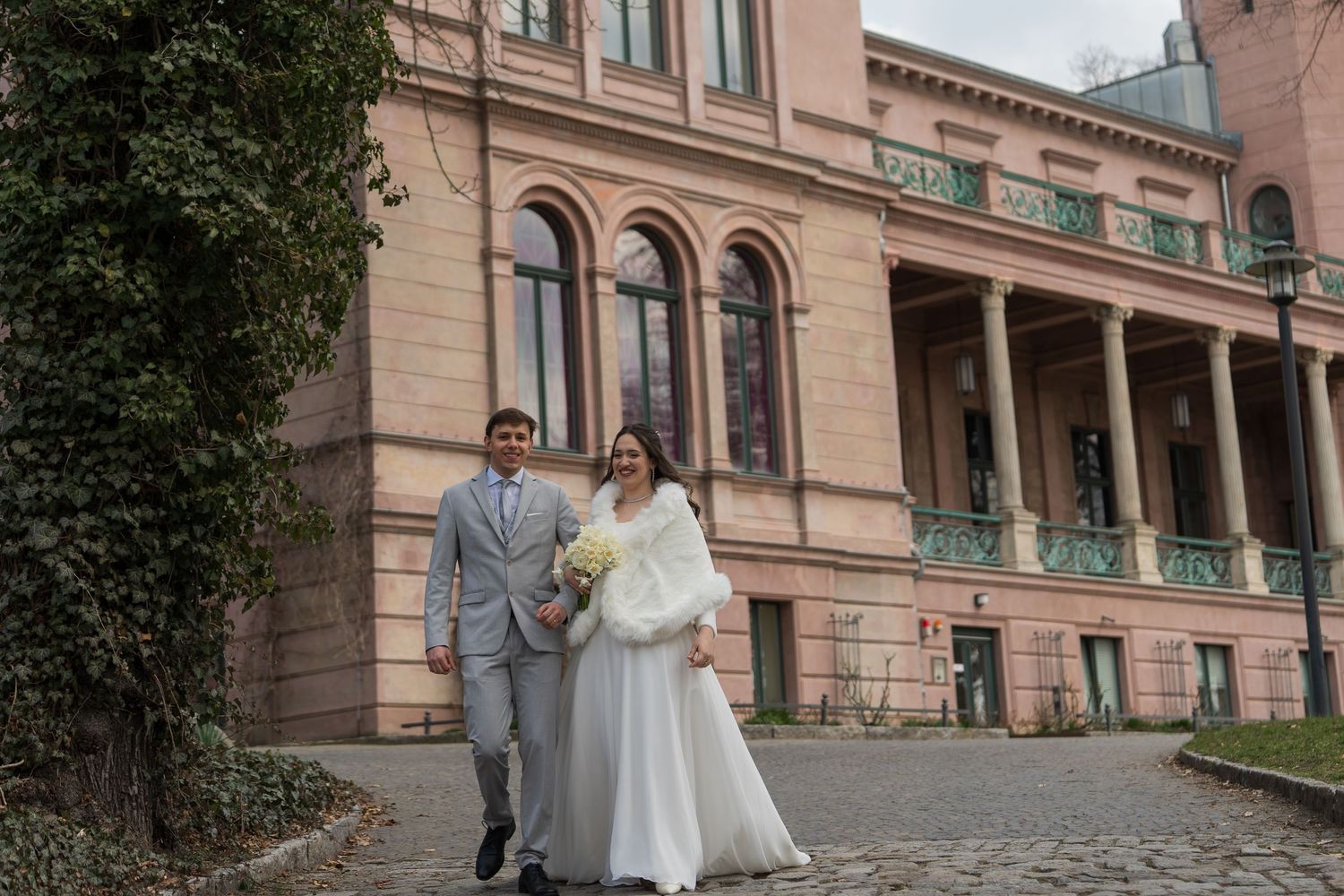 Hochzeit im Schloss Biesdorf Berlin, Brautpaar vor der historischen Fassade des Schlosses