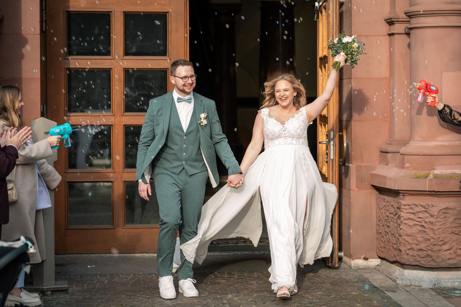 Hochzeit im Standesamt Dortmund, Brautpaar verlässt das Standesamt jubelnd nach der Trauung