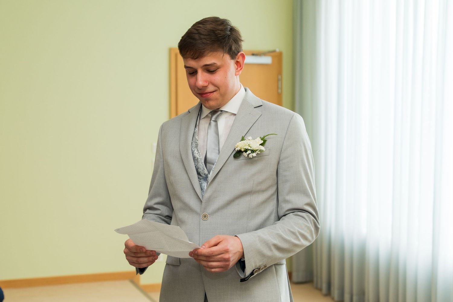Hochzeit im Standesamt Marzahn Hellersdorf, Bräutigam liest seine Worte während der standesamtlichen Trauung