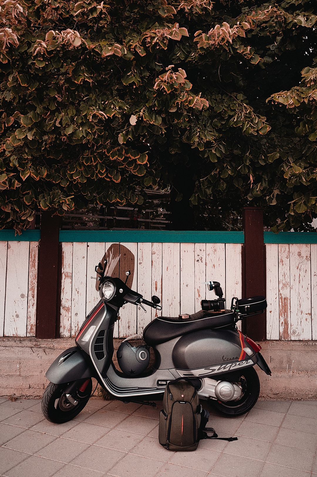Fotografisanje Vencanja
Fotograf za vencanje na Vespi
Motor i fotograf