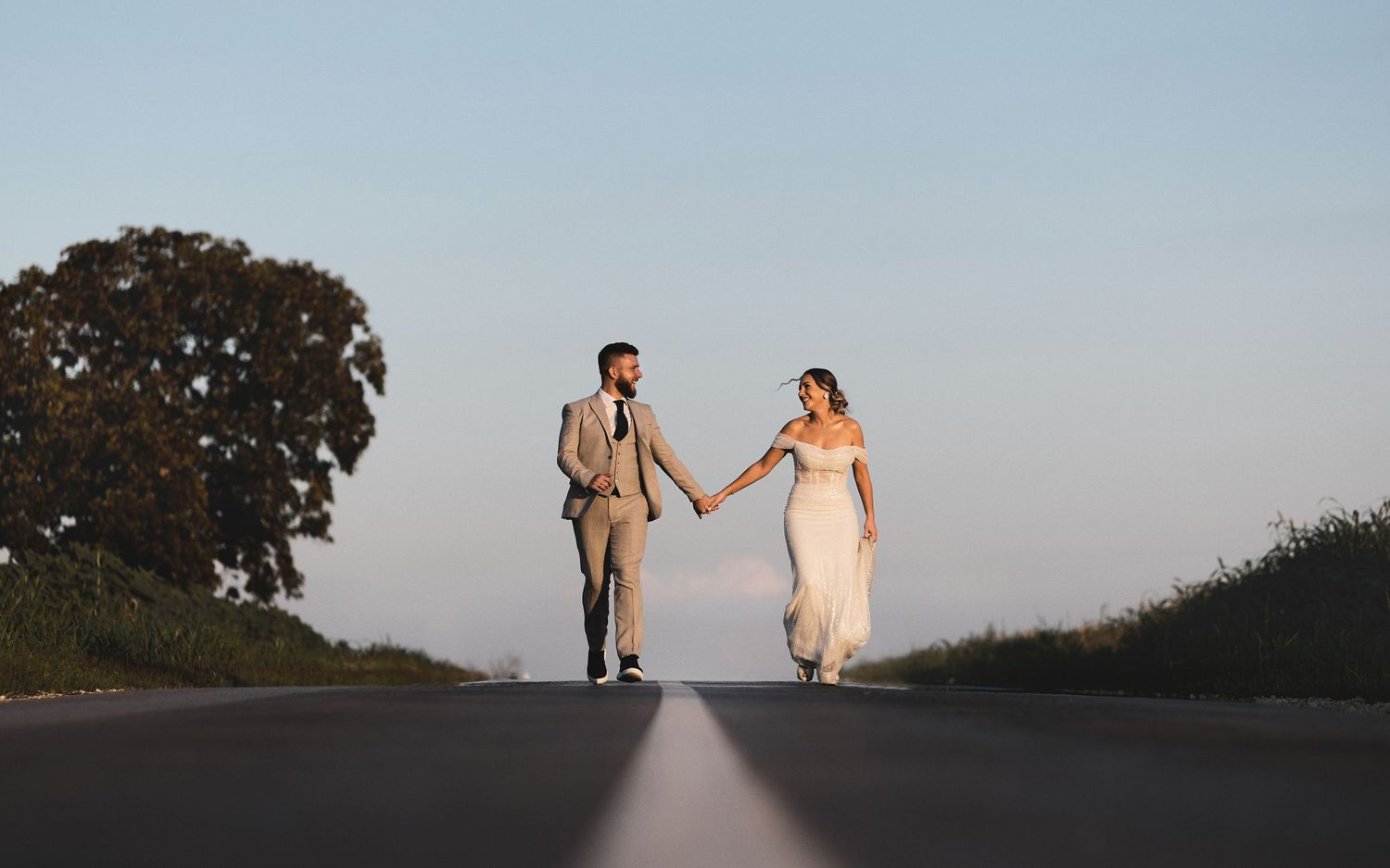 Fotografisanje vencanja
Fotografije vencanje
Radosni mladenci koji trce po sredini puta u zanosu srece i zalasku sunca
Wedding session