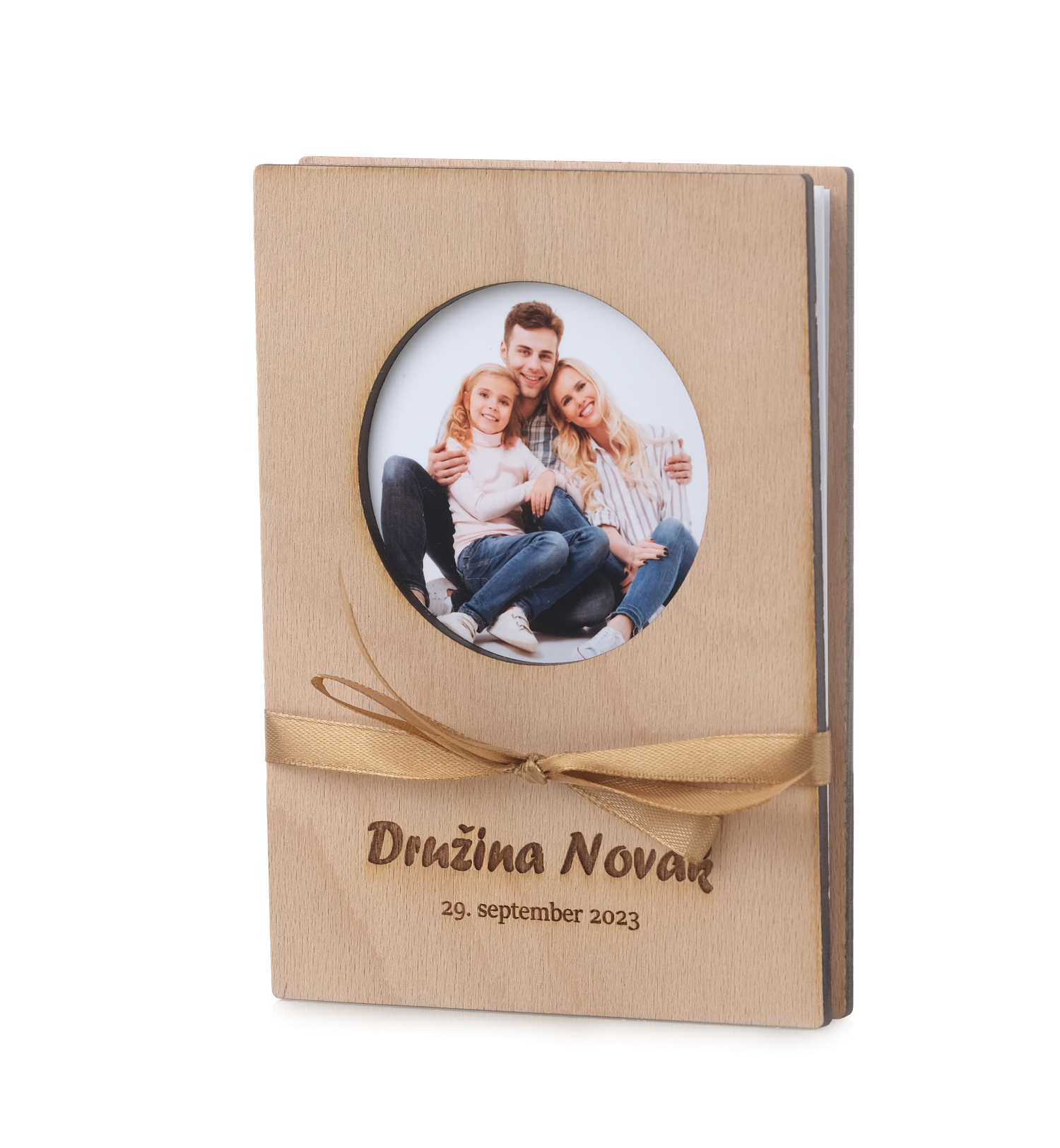 Lesena personalizirana foto zgibanka z družinsko fotografijo – unikatni fotografski izdelki Foto Colarič Posavje.