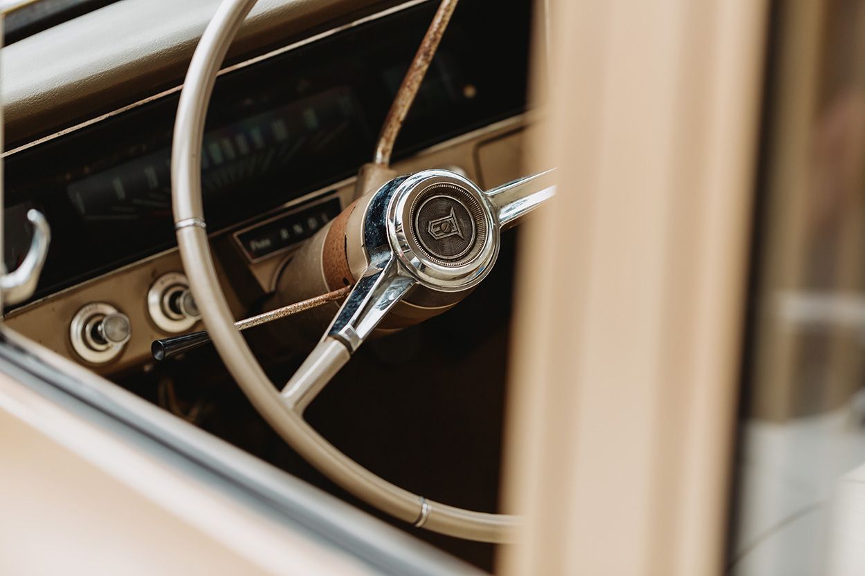 INTERIOR OLD CAR PHOTO