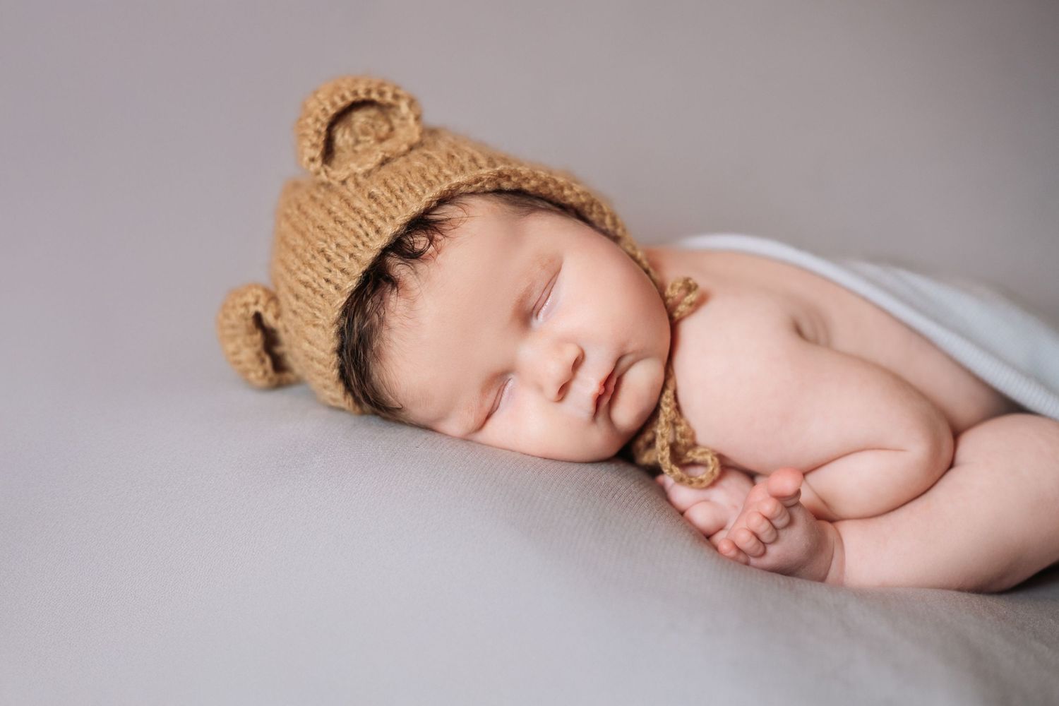 Sleeping bear newborn photography by Nitro Photo.