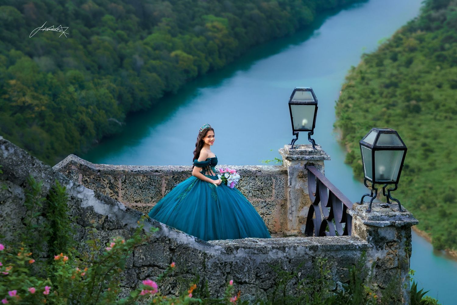 Quinceañera en Alto de Chavon Republica Dominicana, con el rio de fondo.