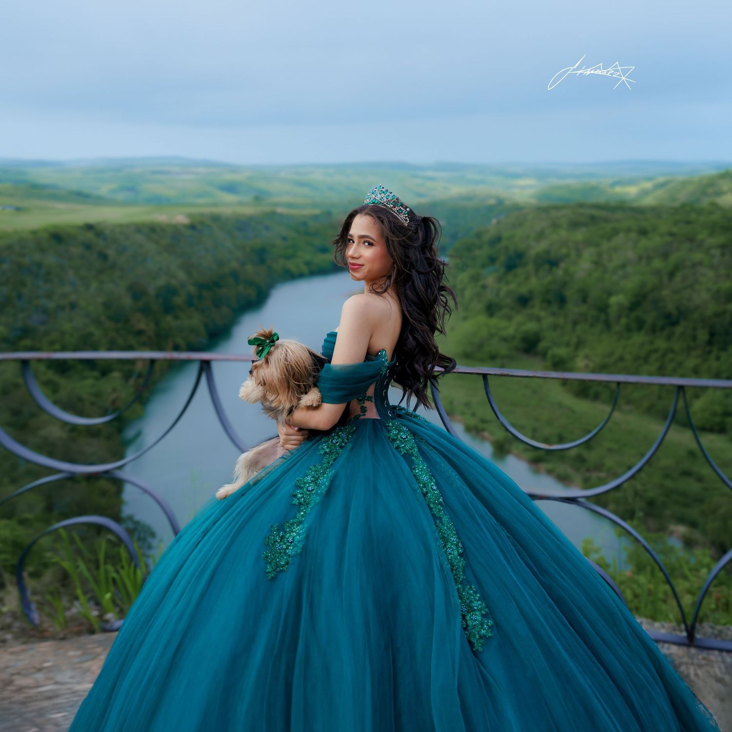 Un quince añera en Alto de Chavon Republica Dominicana, con un perro en la manos.