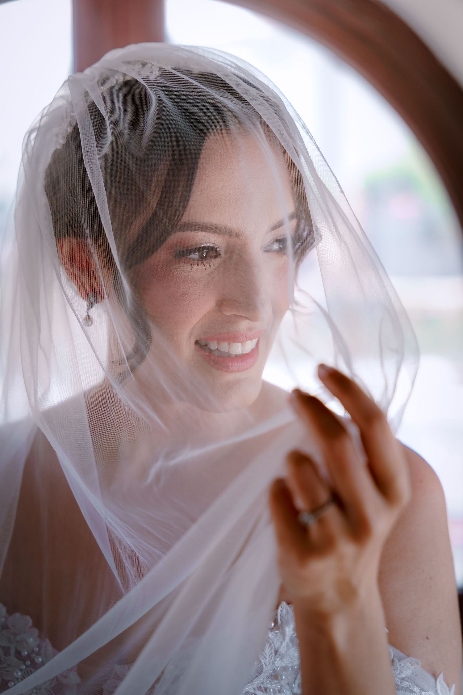 Serie de retratos nupciales etéreos que muestra a una novia con velo blanco, con luz natural suave creando una atmósfera de ensueño.